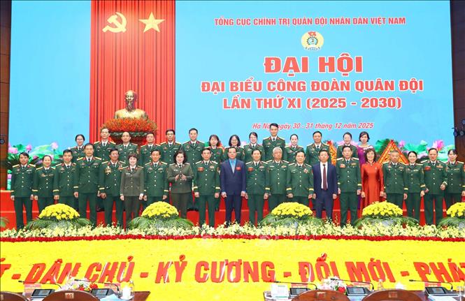  Đại tướng Phan Văn Giang, Ủy viên Bộ Chính trị, Phó Bí thư Quân ủy Trung ương, Bộ trưởng Bộ Quốc phòng và các đại biểu dự đại hội.  Ảnh: Trọng Đức - TTXVN