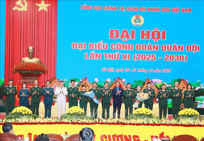 Đại tướng Nguyễn Tân Cương, Tổng Tham mưu trưởng, Thứ trưởng Bộ Quốc phòng và đồng chí Nguyễn Đình Khang, Chủ tịch Tổng Liên đoàn Lao động Việt Nam chúc mừng các đại biểu được đại hội bầu đi dự Đại hội Tổng Liên đoàn Lao động Việt Nam sắp tới. Ảnh: Trọng Đức - TTXVN