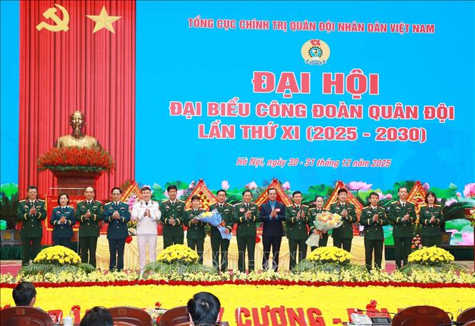 Đại tướng Nguyễn Tân Cương, Tổng Tham mưu trưởng, Thứ trưởng Bộ Quốc phòng và đồng chí Nguyễn Đình Khang, Chủ tịch Tổng Liên đoàn Lao động Việt Nam chúc mừng các đại biểu được đại hội bầu đi dự Đại hội Tổng Liên đoàn Lao động Việt Nam sắp tới. Ảnh: Trọng Đức - TTXVN