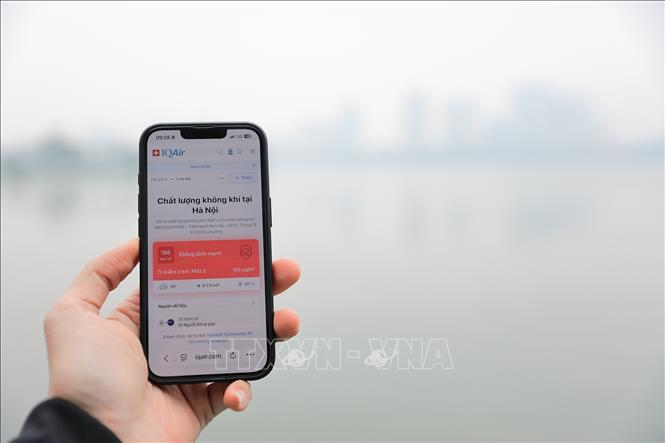 Chất lượng không khí (AQI⁺) tại Hà Nội ở mức 186 (AQI⁺ Mỹ) phản ánh tình trạng ô nhiễm không khí ở mức không lành mạnh. Ảnh: Lê Đông - TTXVN