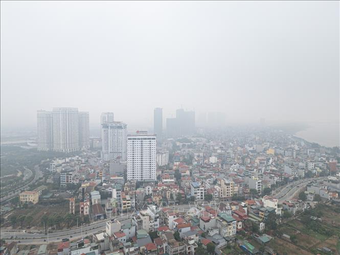 Nồng độ bụi mịn PM2.5 duy trì ở ngưỡng 105 µg/m³, ảnh hưởng trực tiếp đến sức khỏe người dân. Ảnh: Lê Đông - TTXVN