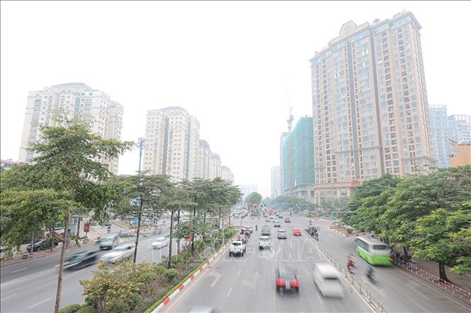 Đường phố Hà Nội chìm trong lớp sương mù do ô nhiễm không khí . Ảnh: Lê Đông - TTXVN