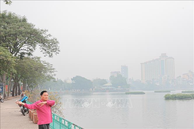 Nồng độ bụi mịn PM2.5 duy trì ở ngưỡng 105 µg/m³, ảnh hưởng trực tiếp đến sức khỏe người dân. Ảnh: Lê Đông - TTXVN