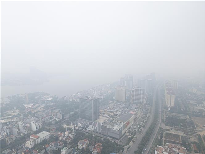 Sương mù, bụi mịn bao phủ khu vực Hồ Tây khiến tầm nhìn hạn chế và phản ánh tình hình chất lượng không khí tại Hà Nội. Ảnh: Lê Đông - TTXVN