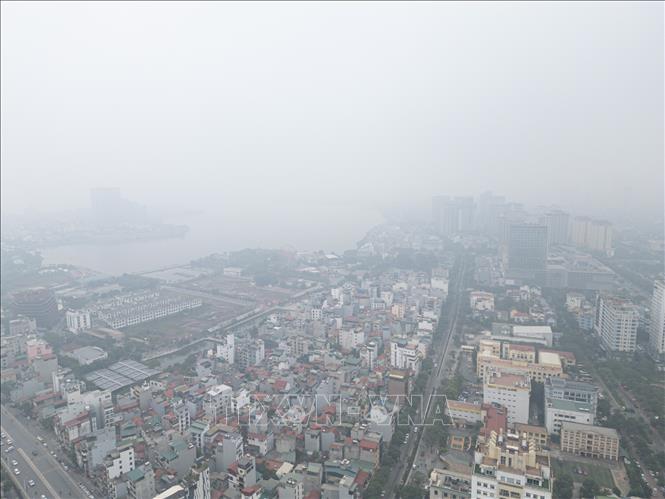 Sương mù, bụi mịn bao phủ khu vực Hồ Tây khiến tầm nhìn hạn chế và phản ánh tình hình chất lượng không khí tại Hà Nội. Ảnh: Lê Đông - TTXVN
