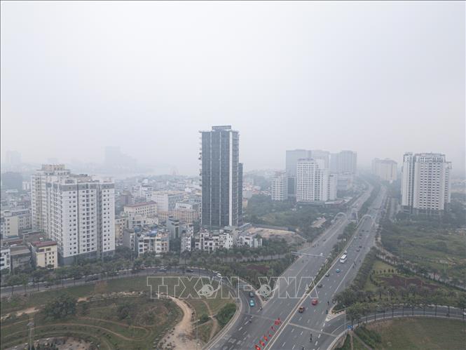 Đường phố Hà Nội chìm trong lớp sương mù do ô nhiễm không khí . Ảnh: Lê Đông - TTXVN