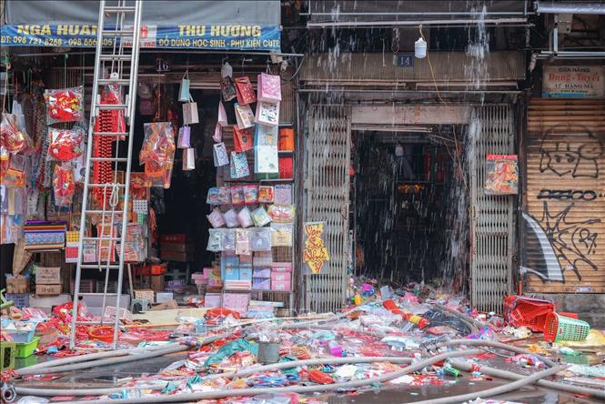 Phía trước số nhà 14 phố Hàng Mã, phường Hoàn Kiếm, Hà Nội lúc 10h30. Ảnh: Hoàng Hiếu - TTXVN