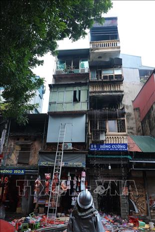 Theo người dân cho biết, có 2 người đã được đưa đi cấp cứu do bỏng và ngạt khói. Ảnh: Hoàng Hiếu - TTXVN