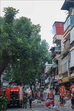 Đến 11h, đám cháy được dập tắt hoàn toàn. Ảnh: Hoàng Hiếu - TTXVN