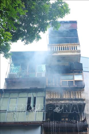 Đến 10h30, lực lượng chức năng đang tích cực tiến hành khống chế hoàn toàn đám cháy ở tầng 3,4 và 5. Ảnh: Hoàng Hiếu - TTXVN