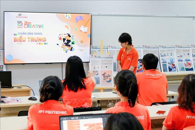 Các học sinh Trường Phổ thông liên cấp FPT Hà Nam thực hành trực tiếp bài học bằng áp dụng các phần mềm công nghệ số. Ảnh: Đại Nghĩa - TTXVN