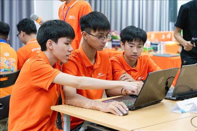 Học sinh Trường Phổ thông liên cấp FPT Hà Nam thực hành trực tiếp bài học bằng áp dụng các phần mềm công nghệ số. Ảnh: Đại Nghĩa - TTXVN