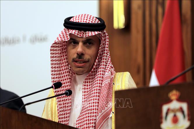 Ngoại trưởng Saudi Arabia, Hoàng tử Faisal bin Farhan Al Saud phát biểu trong một cuộc họp báo. Ảnh: THX/TTXVN