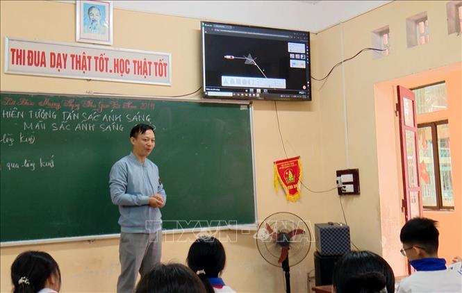 Thầy Nguyễn Văn Vĩnh (trường Trung học cơ sở Bắc Lý - Ninh Bình) đi tiên phong trong việc Ứng dụng trí tuệ nhân tạo vào giảng dạy. Ảnh: Đại Nghĩa - TTXVN