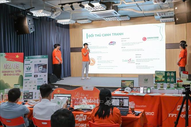 Học sinh Trường Phổ thông liên cấp FPT Hà Nam thực hành bài học bằng áp dụng các phần mềm công nghệ số. Ảnh: Đại Nghĩa - TTXVN