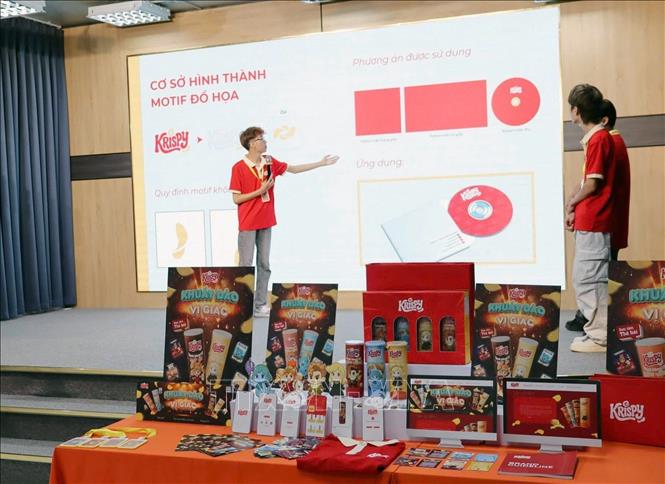 Học sinh Trường Phổ thông liên cấp FPT Hà Nam thực hành trực tiếp bài học bằng áp dụng các phần mềm công nghệ số. Ảnh: Đại Nghĩa - TTXVN