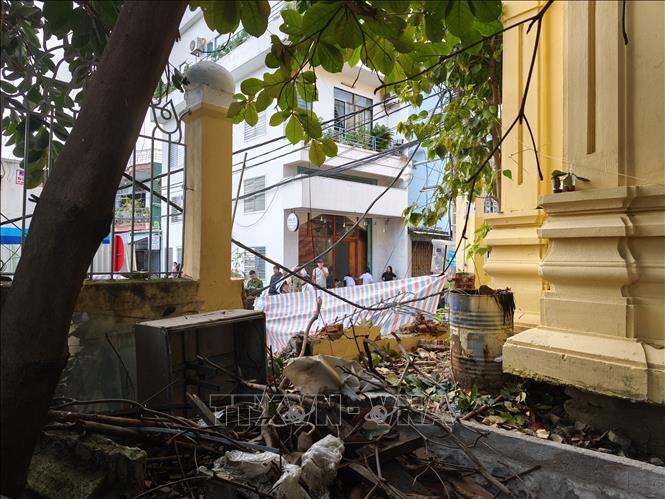 Hiện trường vụ gãy cẩu tháp làm sập tường rào của Bảo tàng điêu khắc Chăm Đà Nẵng. Ảnh: Quốc Dũng - TTXVN