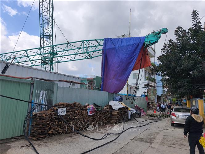 Cẩu tháp được di dời khỏi hiện trường sau sự cố. Ảnh: Quốc Dũng - TTXVN