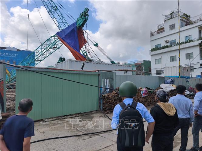 Cẩu tháp được di dời khỏi hiện trường sau sự cố. Ảnh: Quốc Dũng - TTXVN