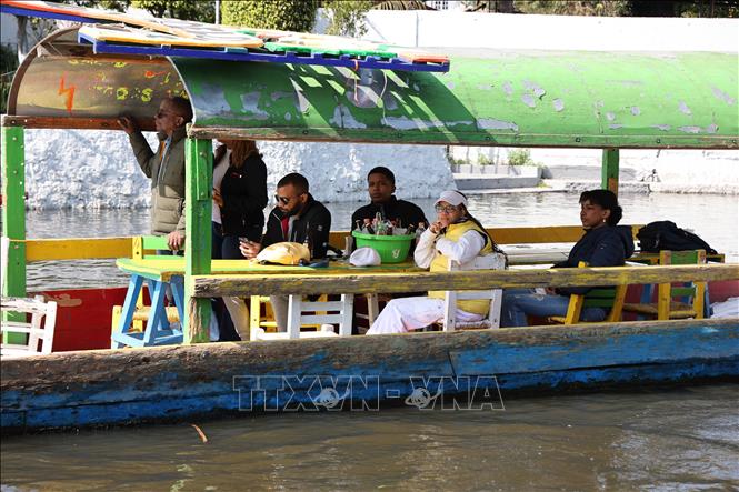 Du khách thưởng ngoạn cảnh đẹp của khu du lịch Xochimilco, ngoại ô thủ đô Mexico City. Ảnh: Phi Hùng - PV TTXVN tại Mexico