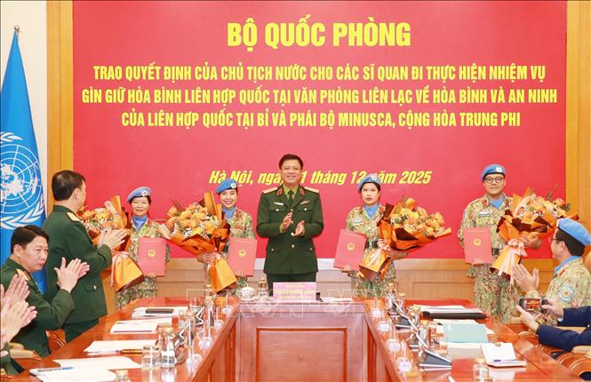 Thượng tướng Nguyễn Trường Thắng trao quyết định cho các sĩ quan chuẩn bị lên đường thực hiện nhiệm vụ gìn giữ hòa bình Liên hợp quốc.  Ảnh: Trọng Đức - TTXVN