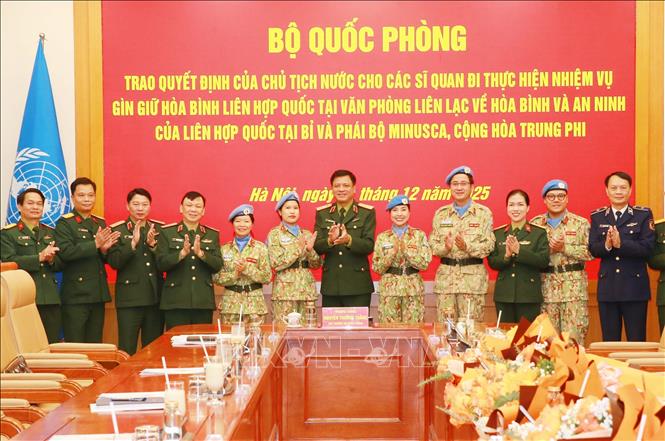 Thượng tướng Nguyễn Trường Thắng cùng lãnh đạo các cơ quan Bộ Quốc phòng chúc mừng các sĩ quan chuẩn bị lên đường thực hiện nhiệm vụ gìn giữ hòa bình Liên hợp quốc.  Ảnh: Trọng Đức - TTXVN