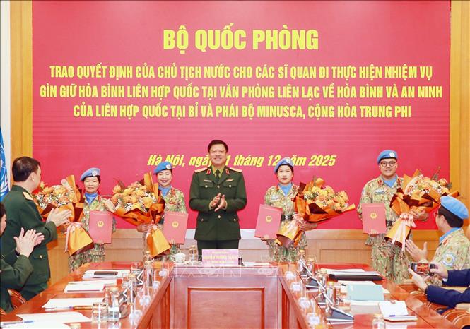 Thượng tướng Nguyễn Trường Thắng trao quyết định cho các sĩ quan chuẩn bị lên đường thực hiện nhiệm vụ gìn giữ hòa bình Liên hợp quốc.  Ảnh: Trọng Đức - TTXVN