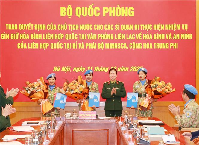 Lãnh đạo Ban Phụ nữ Quân đội tặng quà các sĩ quan chuẩn bị lên đường thực hiện nhiệm vụ gìn giữ hòa bình Liên hợp quốc.  Ảnh: Trọng Đức - TTXVN