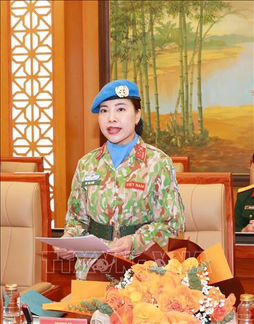 Thượng tá Vũ Thị Liên phát biểu cam kết tại Lễ trao quyết định. Ảnh: Trọng Đức - TTXVN