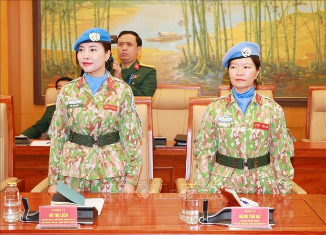 Các nữ sĩ quan nghe công bố Quyết định đi thực hiện nhiệm vụ Gìn giữ hòa bình Liên hợp quốc. Ảnh: Trọng Đức - TTXVN