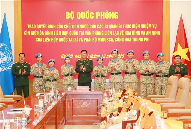 Thượng tướng Nguyễn Trường Thắng, lãnh đạo Cục gìn giữ hòa bình Việt Nam và các sĩ quan chuẩn bị lên đường thực hiện nhiệm vụ gìn giữ hòa bình Liên hợp quốc.  Ảnh: Trọng Đức - TTXVN