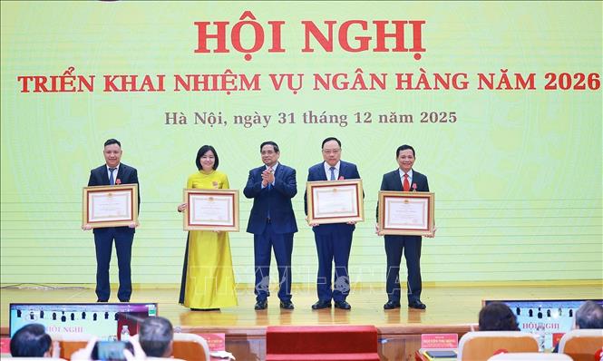 Thủ tướng Phạm Minh Chính trao Huân chương Lao động hạng Nhì và hạng Ba cho các cá nhân có thành tích xuất sắc. Ảnh: Dương Giang-TTXVN 
