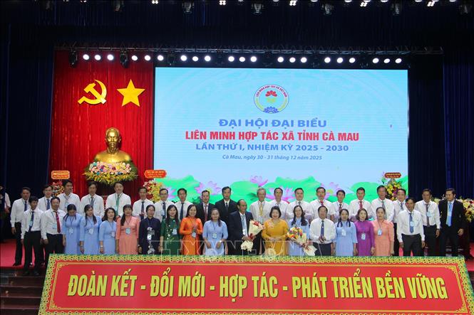 Ban chấp hành mới ra mắt Đại hội. Ảnh: Trung Hiếu - TTXVN 