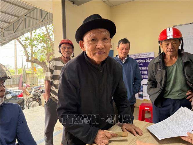 Người dân vui mừng khi nhận được quà Tết. Ảnh: Khiếu Tư - TTXVN
