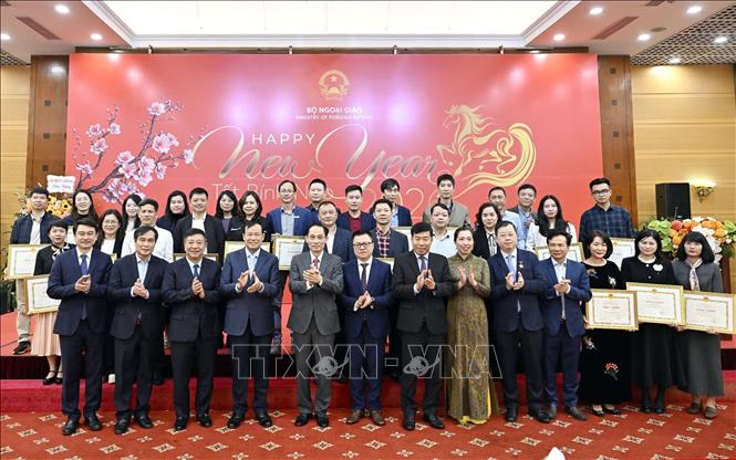 Đồng chí Lê Hoài Trung, Bí thư Trung ương Đảng, Bộ trưởng Bộ Ngoại giao và các đại biểu chụp ảnh lưu niệm với đại diện các tập thể và cá nhân được nhận Bằng khen của Bộ trưởng Bộ Ngoại giao. Ảnh: An Đăng - TTXVN