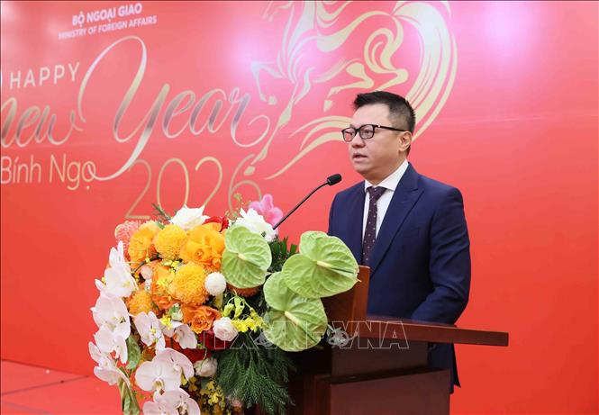 Đồng chí Lê Quốc Minh, Ủy viên trung ương Đảng, Chủ tịch Hội Nhà báo Việt Nam, Tổng Biên tập báo Nhân dân, phát biểu tại buổi gặp mặt. Ảnh: An Đăng - TTXVN