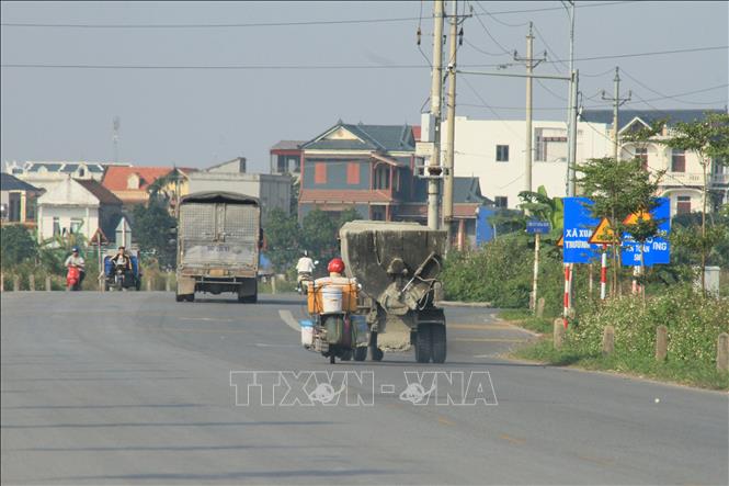 Nhiều xe tự chế và xe chở hàng cồng kềnh lưu thông trên đường. Ảnh: Thái Thuần – TTXVN

