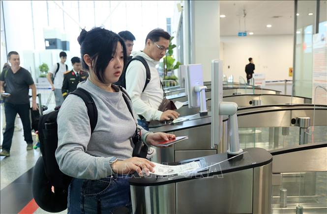 Du khách nước ngoài làm thủ tục tại nhà ga T2 sân bay quốc tế Nội Bài về nước đón năm mới bên gia đình, người thân. Ảnh: Quốc Khánh - TTXVN