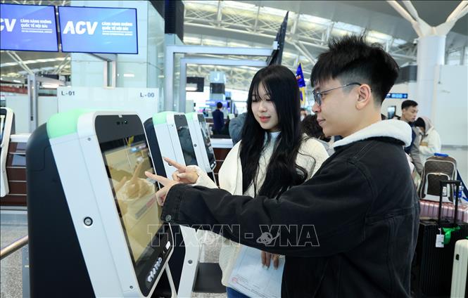 Những bạn trẻ chọn du lịch nước ngoài đón Tết Dương lịch 2026 đang làm thủ tục tại nhà ga T2 sân bay Nội Bài, sáng 31/12. Ảnh: Quốc Khánh - TTXVN