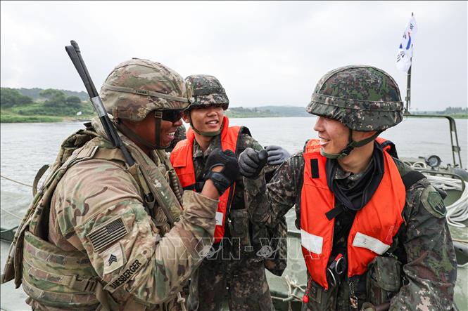 Binh sĩ Mỹ và Hàn Quốc tham gia huấn luyện vượt sông Namhan tại Yeoju, cách Seoul (Hàn Quốc) khoảng 65km về phía Đông Nam, ngày 27/8/2025. Ảnh: Yonhap/TTXVN