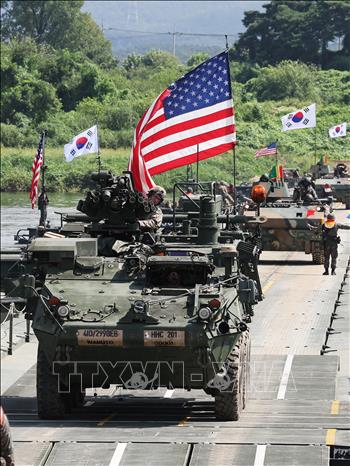 Binh sĩ Mỹ và Hàn Quốc tham gia huấn luyện vượt sông Namhan tại Yeoju, cách Seoul (Hàn Quốc) khoảng 65km về phía Đông Nam, ngày 27/8/2025. Ảnh: Yonhap/TTXVN