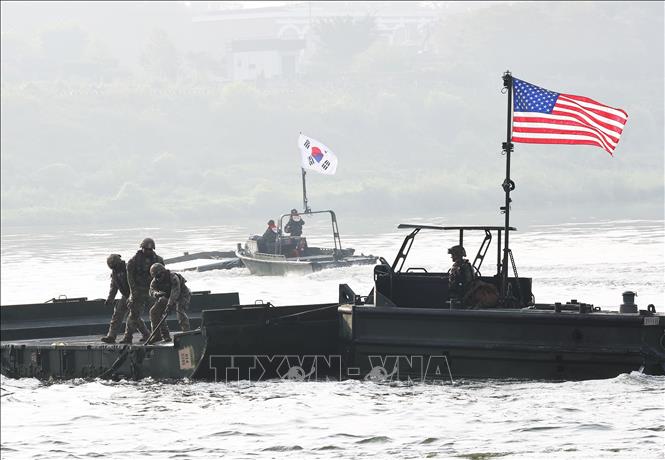 Binh sĩ Mỹ và Hàn Quốc tham gia huấn luyện vượt sông Namhan tại Yeoju, cách Seoul (Hàn Quốc) khoảng 65km về phía Đông Nam, ngày 27/8/2025. Ảnh: Yonhap/TTXVN
