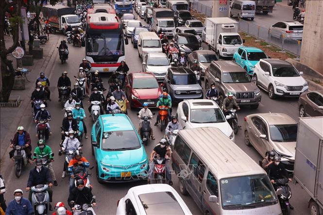 Mật độ phương tiện tham gia giao thông khu vực bến xe Mỹ Đình tăng dần vào cuối ngày 31/12. Ảnh: Văn Điệp - TTXVN