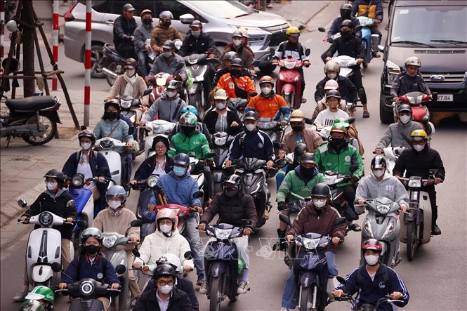 Mật độ phương tiện tham gia giao thông khu vực bến xe Mỹ Đình tăng dần vào cuối ngày 31/12. Ảnh: Văn Điệp - TTXVN