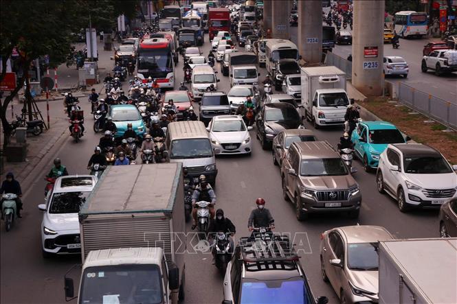 Mật độ phương tiện tham gia giao thông khu vực bến xe Mỹ Đình tăng dần vào cuối ngày 31/12. Ảnh: Văn Điệp - TTXVN