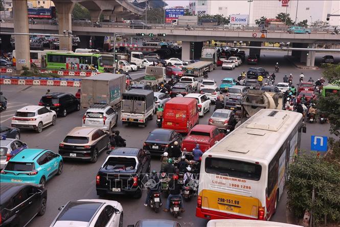Mật độ phương tiện tham gia giao thông khu vực bến xe Mỹ Đình tăng dần vào cuối ngày 31/12. Ảnh: Văn Điệp - TTXVN