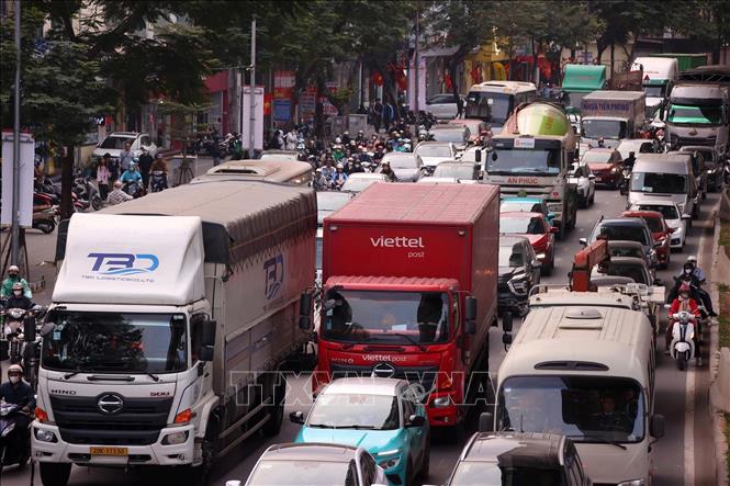 Mật độ phương tiện tham gia giao thông khu vực bến xe Mỹ Đình tăng dần vào cuối ngày 31/12. Ảnh: Văn Điệp - TTXVN