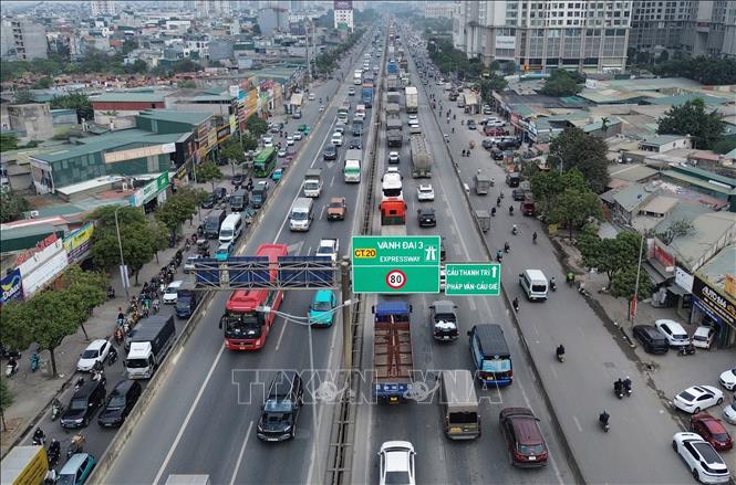 Đường vành đai 3 trên cao hướng đi các tỉnh phía Nam đông đúc từ 15h. Ảnh: Quốc Khánh - TTXVN