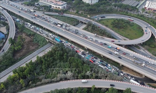 Các phương tiện nối đuôi nhau trên đường vành đai 3 trên cao chờ xuống cao tốc Pháp Vân - Cầu Giẽ. Ảnh: Quốc Khánh - TTXVN