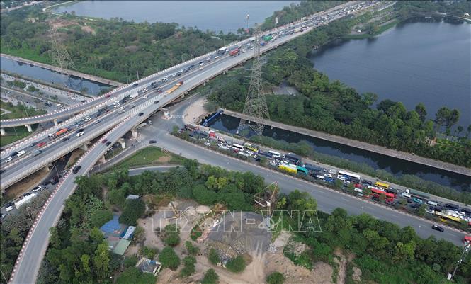 Chiều về từ cao tốc Pháp Vân - Cầu Giẽ vào trung tâm Hà Nội, các phương tiện di chuyển khó khăn. Ảnh: Quốc Khánh - TTXVN